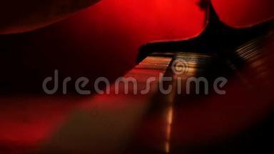一位钢琴家打开钢琴的盖子，开始演奏红黄背景